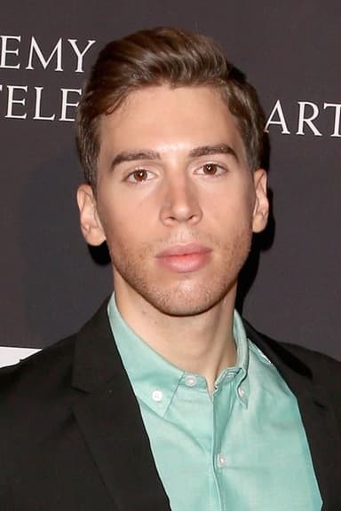 Jordan Gavaris profile photo